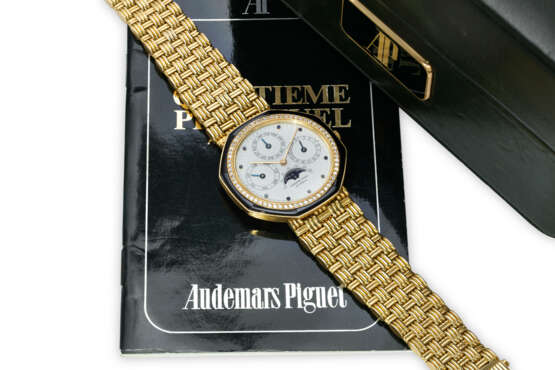 AUDEMARS PIGUET. A VERY RARE AND HIGHLY ATTRACTIVE 18K GOLD, ONYX AND DIAMOND-SET AUTOMATIC PERPETUAL CALENDAR WRISTWATCH WITH MOON PHASES AND BRACELET - Foto 3