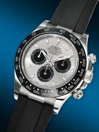 ROLEX. AN ATTRACTIVE AND SPORTY 18K WHITE GOLD AUTOMATIC CHRONOGRAPH WRISTWATCH - Foto 2