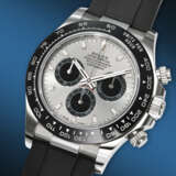 ROLEX. AN ATTRACTIVE AND SPORTY 18K WHITE GOLD AUTOMATIC CHRONOGRAPH WRISTWATCH - Foto 2
