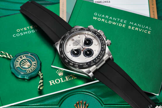 ROLEX. AN ATTRACTIVE AND SPORTY 18K WHITE GOLD AUTOMATIC CHRONOGRAPH WRISTWATCH - Foto 3
