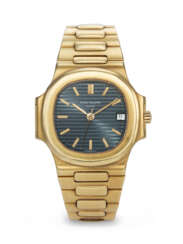 PATEK PHILIPPE. AN ATTRACTIVE 18K GOLD AUTOMATIC WRISTWATCH WITH SWEEP CENTRE SECONDS, DATE, AND BRACELET