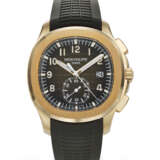 PATEK PHILIPPE. A VERY RARE AND COVETED 18K PINK GOLD AUTOMATIC FLYBACK CHRONOGRAPH WRISTWATCH WITH DATE - Foto 1
