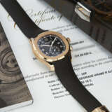 PATEK PHILIPPE. A VERY RARE AND COVETED 18K PINK GOLD AUTOMATIC FLYBACK CHRONOGRAPH WRISTWATCH WITH DATE - Foto 3