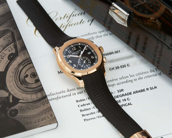 PATEK PHILIPPE. A VERY RARE AND COVETED 18K PINK GOLD AUTOMATIC FLYBACK CHRONOGRAPH WRISTWATCH WITH DATE - Foto 3