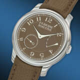 F.P. JOURNE. A RARE AND HIGHLY ATTRACTIVE PLATINUM WRISTWATCH WITH POWER RESERVE AND `HAVANA` BROWN DIAL - Foto 2
