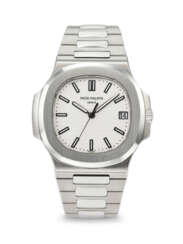 PATEK PHILIPPE. AN ATTRACTIVE AND COVETED STAINLESS STEEL AUTOMATIC WRISTWATCH WITH SWEEP CENTER SECONDS, DATE AND BRACELET