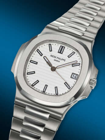 PATEK PHILIPPE. AN ATTRACTIVE AND COVETED STAINLESS STEEL AUTOMATIC WRISTWATCH WITH SWEEP CENTER SECONDS, DATE AND BRACELET - Foto 2