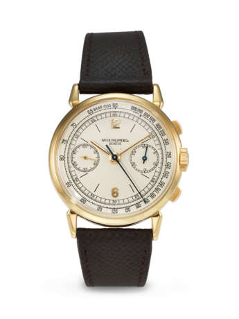 PATEK PHILIPPE. A RARE AND ATTRACTIVE 18K GOLD CHRONOGRAPH WRISTWATCH WITH `SPIDER LUGS` - Foto 1
