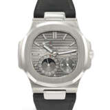 PATEK PHILIPPE. AN ATTRACTIVE AND COVETED 18K WHITE GOLD AUTOMATIC WRISTWATCH WITH DATE, POWER RESERVE AND MOON PHASES - Foto 1