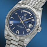 ROLEX. AN ATTRACTIVE 18K WHITE GOLD AUTOMATIC WRISTWATCH WITH SWEEP CENTER SECONDS, DAY, DATE AND BRACELET - Foto 2