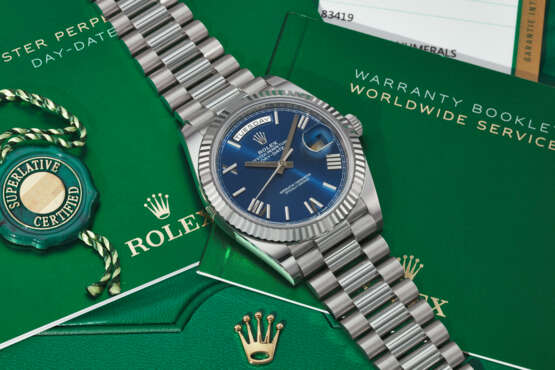 ROLEX. AN ATTRACTIVE 18K WHITE GOLD AUTOMATIC WRISTWATCH WITH SWEEP CENTER SECONDS, DAY, DATE AND BRACELET - Foto 3
