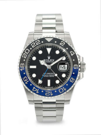 ROLEX. A COVETED STAINLESS STEEL AUTOMATIC DUAL TIME WRISTWATCH WITH SWEEP CENTER SECONDS, DATE, AND BRACELET - Foto 1