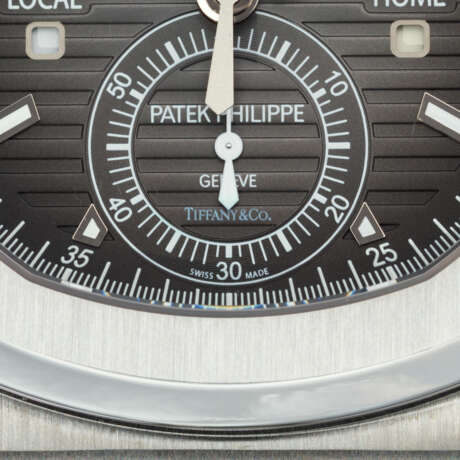 PATEK PHILIPPE. A VERY RARE AND LARGE STAINLESS STEEL AUTOMATIC FLYBACK CHRONOGRAPH DUAL TIME WRISTWATCH WITH DAY/NIGHT INDICATORS, DATE AND BRACELET - Foto 4