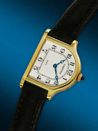 CARTIER. A VERY RARE AND UNUSUAL 18K GOLD LIMITED EDITION BELL-SHAPED WRISTWATCH - фото 2