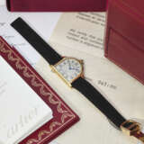 CARTIER. A VERY RARE AND UNUSUAL 18K GOLD LIMITED EDITION BELL-SHAPED WRISTWATCH - Foto 3