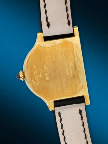 CARTIER. A VERY RARE AND UNUSUAL 18K GOLD LIMITED EDITION BELL-SHAPED WRISTWATCH - Foto 4