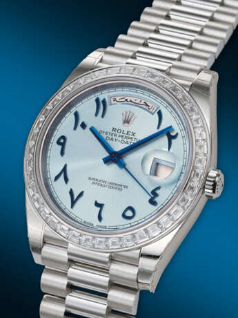 ROLEX. AN EXTREMELY RARE AND IMPRESSIVE PLATINUM AND BAGUETTE DIAMOND-SET AUTOMATIC WRISTWATCH WITH SWEEP CENTER SECONDS, ARABIC CALENDAR, EASTERN ARABIC NUMERALS, AND BRACELET - Foto 2