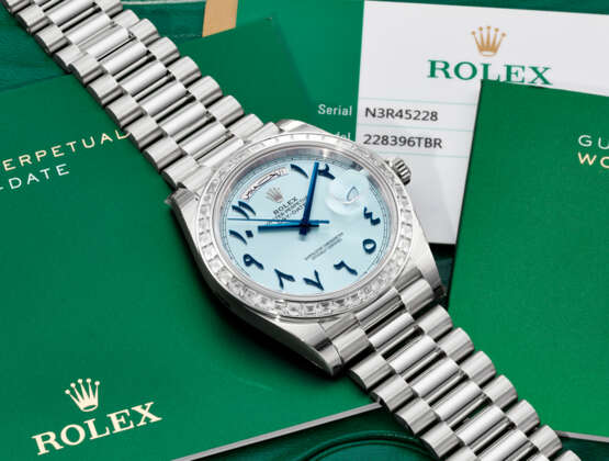 ROLEX. AN EXTREMELY RARE AND IMPRESSIVE PLATINUM AND BAGUETTE DIAMOND-SET AUTOMATIC WRISTWATCH WITH SWEEP CENTER SECONDS, ARABIC CALENDAR, EASTERN ARABIC NUMERALS, AND BRACELET - Foto 3