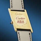 CARTIER. A RARE AND UNUSUAL 18K GOLD LIMITED EDITION ASYMMETRICAL WRISTWATCH - Foto 3