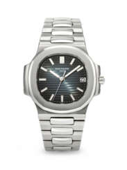 PATEK PHILIPPE. A VERY RARE STAINLESS STEEL AUTOMATIC WRISTWATCH WITH SWEEP CENTER SECONDS, DATE, AND BRACELET