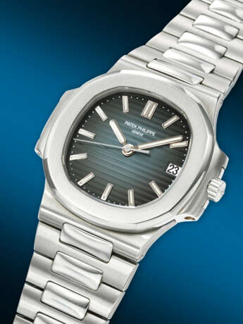PATEK PHILIPPE. A VERY RARE STAINLESS STEEL AUTOMATIC WRISTWATCH WITH SWEEP CENTER SECONDS, DATE, AND BRACELET - photo 2