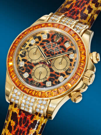 ROLEX. A RARE AND EXUBERANT 18K GOLD, DIAMOND, AND YELLOW SAPPHIRE-SET AUTOMATIC CHRONOGRAPH WRISTWATCH WITH LEOPARD-PRINT DIAL - photo 2