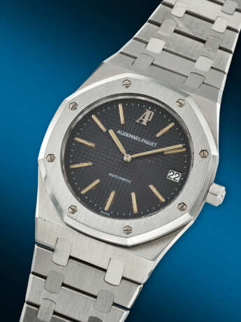 AUDEMARS PIGUET. A RARE AND ATTRACTIVE STAINLESS STEEL AUTOMATIC WRISTWATCH WITH DATE AND BRACELET - photo 2