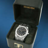 AUDEMARS PIGUET. A RARE AND ATTRACTIVE STAINLESS STEEL AUTOMATIC WRISTWATCH WITH DATE AND BRACELET - Foto 3