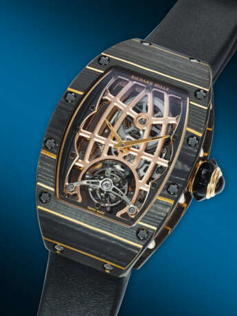 RICHARD MILLE. AN EXCEPTIONAL AND HIGHLY ATTRACTIVE GOLD CARBON TPT&#174;, 18K RED, YELLOW GOLD, AND TITANIUM ULTRA-SKELETONIZED AUTOMATIC TOURBILLON WRISTWATCH - Foto 2