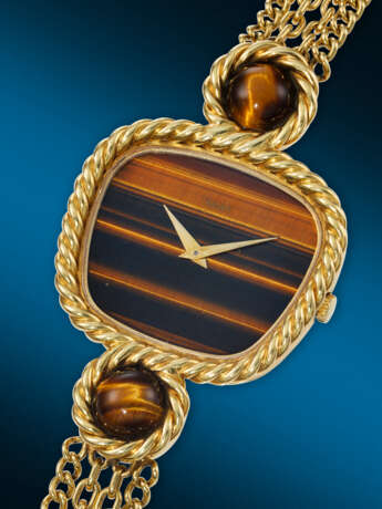 PIAGET. A HIGHLY RARE AND OPULENT 18K GOLD AND TIGER`S EYE NECKLACE WATCH - Foto 2