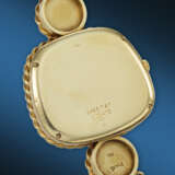 PIAGET. A HIGHLY RARE AND OPULENT 18K GOLD AND TIGER`S EYE NECKLACE WATCH - Foto 3