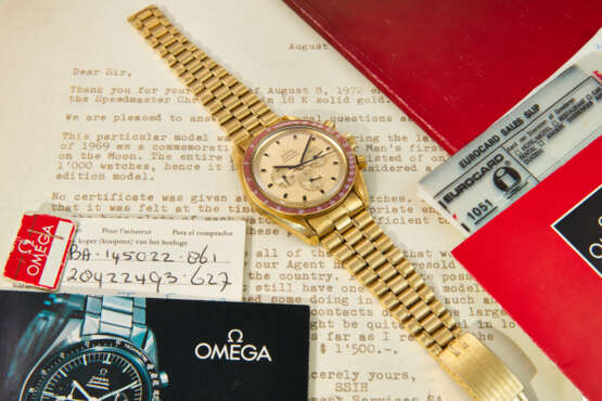 OMEGA. A VERY RARE AND ATTRACTIVE 18K GOLD LIMITED EDITION AUTOMATIC CHRONOGRAPH WRISTWATCH WITH BRACELET, MADE TO COMMEMORATE APOLLO XI MOON LANDING - Foto 3