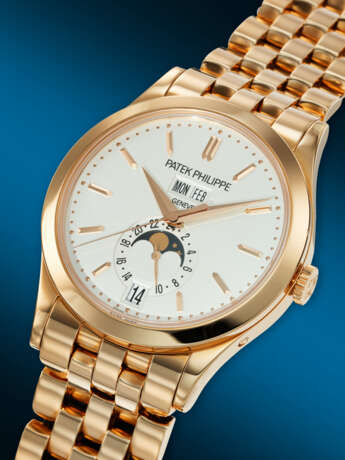 PATEK PHILIPPE. A RARE AND ATTRACTIVE 18K PINK GOLD AUTOMATIC ANNUAL CALENDAR WRISTWATCH WITH SWEEP CENTER SECONDS, MOON PHASES, 24-HOUR INDICATION, AND BRACELET - photo 2