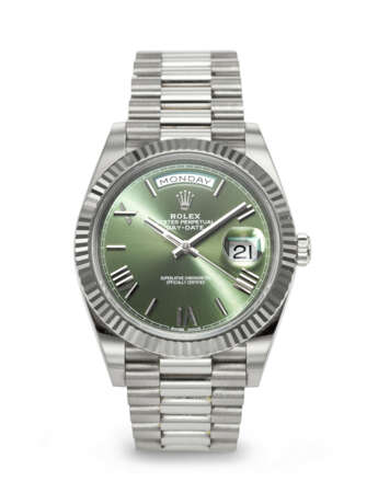 ROLEX. AN ATTRACTIVE AND COVETED 18K WHITE GOLD AUTOMATIC WRISTWATCH WITH SWEEP CENTER SECONDS, DAY, DATE AND BRACELET - Foto 1