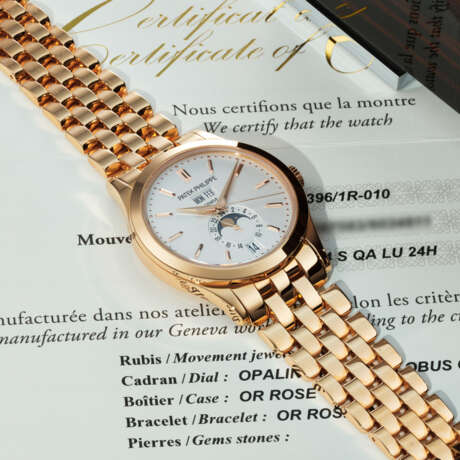 PATEK PHILIPPE. A RARE AND ATTRACTIVE 18K PINK GOLD AUTOMATIC ANNUAL CALENDAR WRISTWATCH WITH SWEEP CENTER SECONDS, MOON PHASES, 24-HOUR INDICATION, AND BRACELET - Foto 3