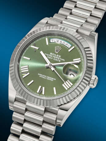 ROLEX. AN ATTRACTIVE AND COVETED 18K WHITE GOLD AUTOMATIC WRISTWATCH WITH SWEEP CENTER SECONDS, DAY, DATE AND BRACELET - Foto 2