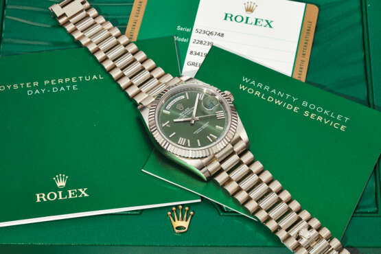 ROLEX. AN ATTRACTIVE AND COVETED 18K WHITE GOLD AUTOMATIC WRISTWATCH WITH SWEEP CENTER SECONDS, DAY, DATE AND BRACELET - photo 3