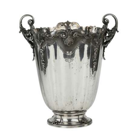 An ornate Italian silver cooler in the shape of a vase. 1934-1944 Silver 800 Eclecticism 20th century - photo 1