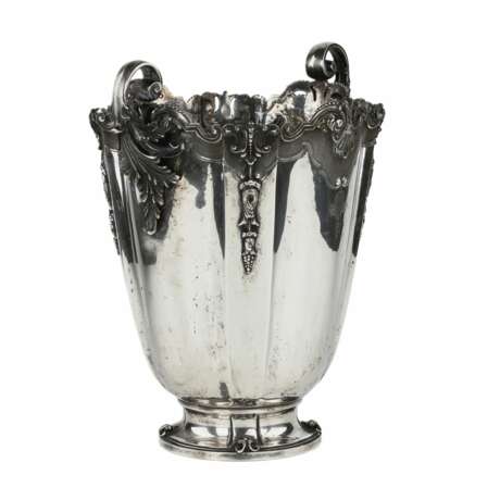 An ornate Italian silver cooler in the shape of a vase. 1934-1944 Silver 800 Eclecticism 20th century - photo 2