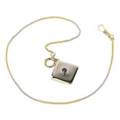 Cha&icirc;ne russe en or pour montres de poche avec pendentif en forme de diamant. Le tournant des XIXe-XXe si&egrave;cles. 