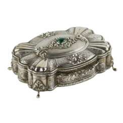 Bo&icirc;te &agrave; bijoux italienne en argent de forme baroque. 20i&egrave;me si&egrave;cle. 
