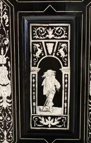 Великолепный итальянский шкаф-бюро черного дерева со слоновой костью конца 19 века. Слоновая кость Late 19th century г. - фото 4