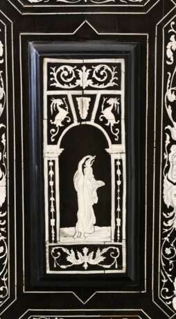 Великолепный итальянский шкаф-бюро черного дерева со слоновой костью конца 19 века. Слоновая кость Late 19th century г. - фото 5