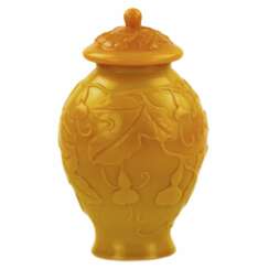 Vase urne chinois en verre jaune de P&eacute;kin du 19&egrave;me si&egrave;cle. 