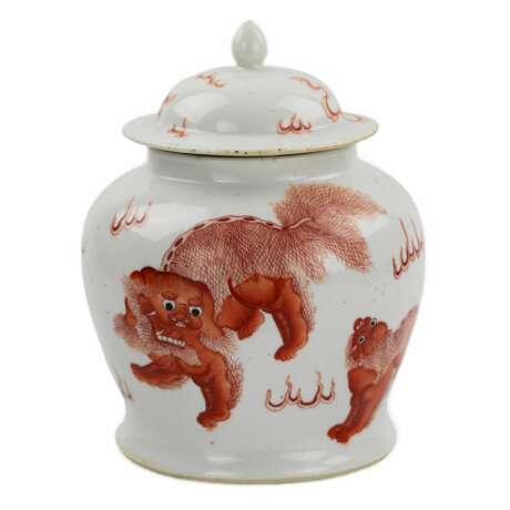 Vase en porcelaine chinoise peint rouge fer surgla&ccedil;ure chien Fo. Peut-&ecirc;tre p&eacute;riode Kangxi. Porcelain Hand Painted 19th century - photo 1