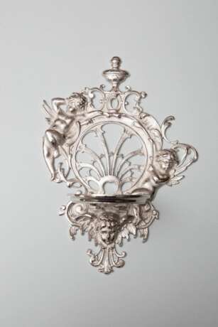 Molded shelf with angels White metal Neorococo The end of the 20th century - photo 2