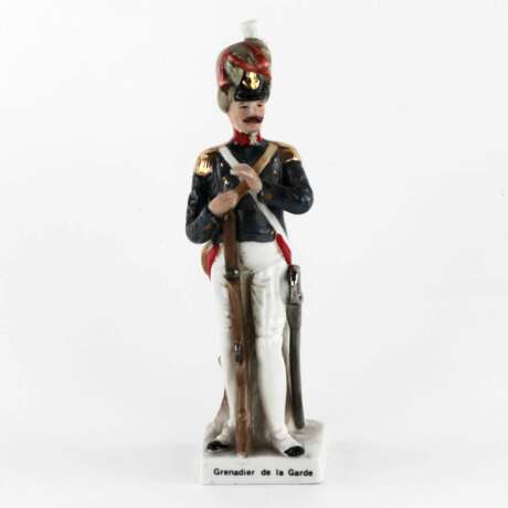Figurine en porcelaine Soldier Grenadier De La Garde. Allemagne Porcelaine 20th century - photo 1