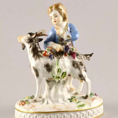 Figurine en porcelaine Gar&ccedil;on avec une ch&egrave;vre. Meissen Polychrome painting Rococo 20th century - photo 2