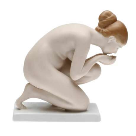 Fille buvant de l&rsquo;eau. Rosenthal Porcelaine Mid-20th century - photo 1