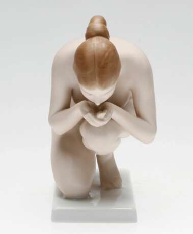 Fille buvant de l&rsquo;eau. Rosenthal Porcelaine Mid-20th century - photo 2